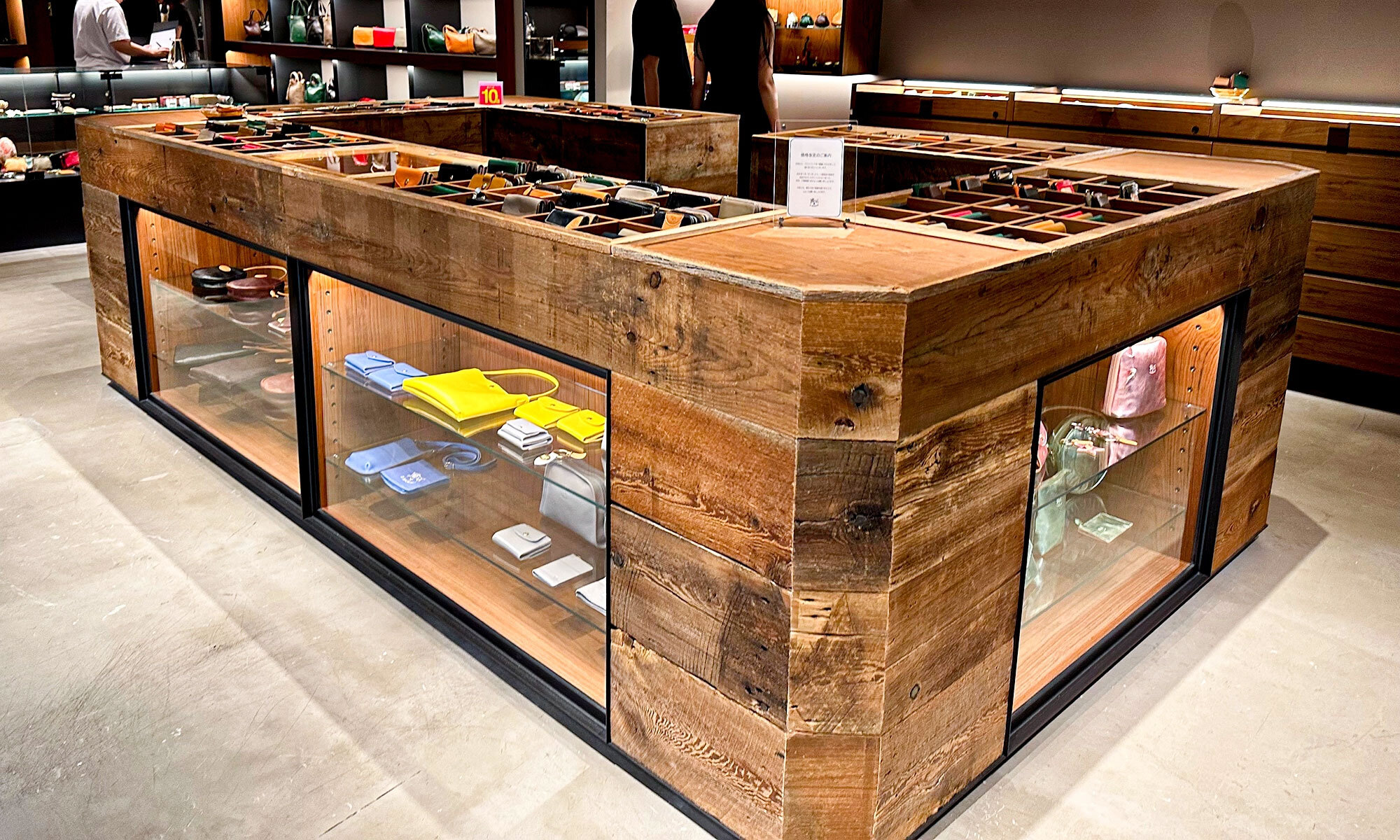 洋菓子店でディスプレイとして使用していたアンティーク家具