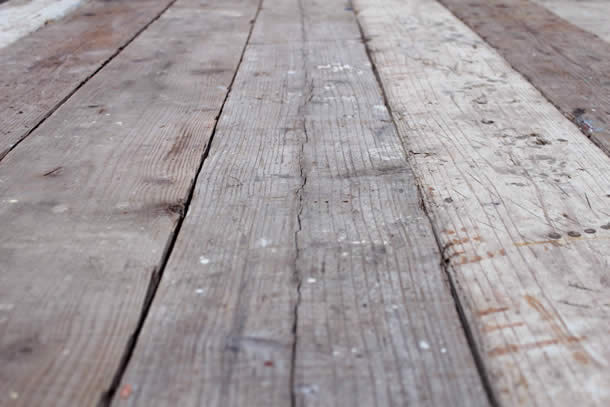 ペンキの跡や番線の錆の風合いが足場板の独特の雰囲気を生み出しています。