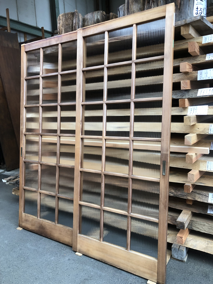 古建具（ガラス戸）の古材